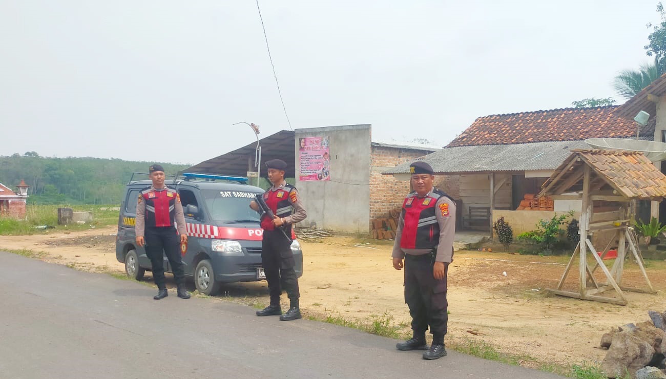 Polisi Berseragam Lengkap di Tulang Bawang Siap Kawal Warga Ambil Uang di Bank