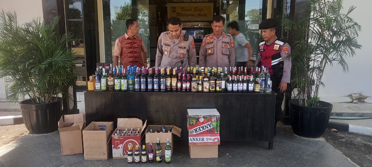 Tekan Kriminalitas, Polres Lampung Utara Sita Ratusan Botol Miras