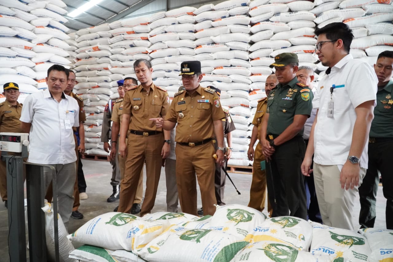 Pemkab Tulang Bawang Barat Bagikan Beras untuk 20.410 KPM, Masing-Masing Dapat 10 Kg