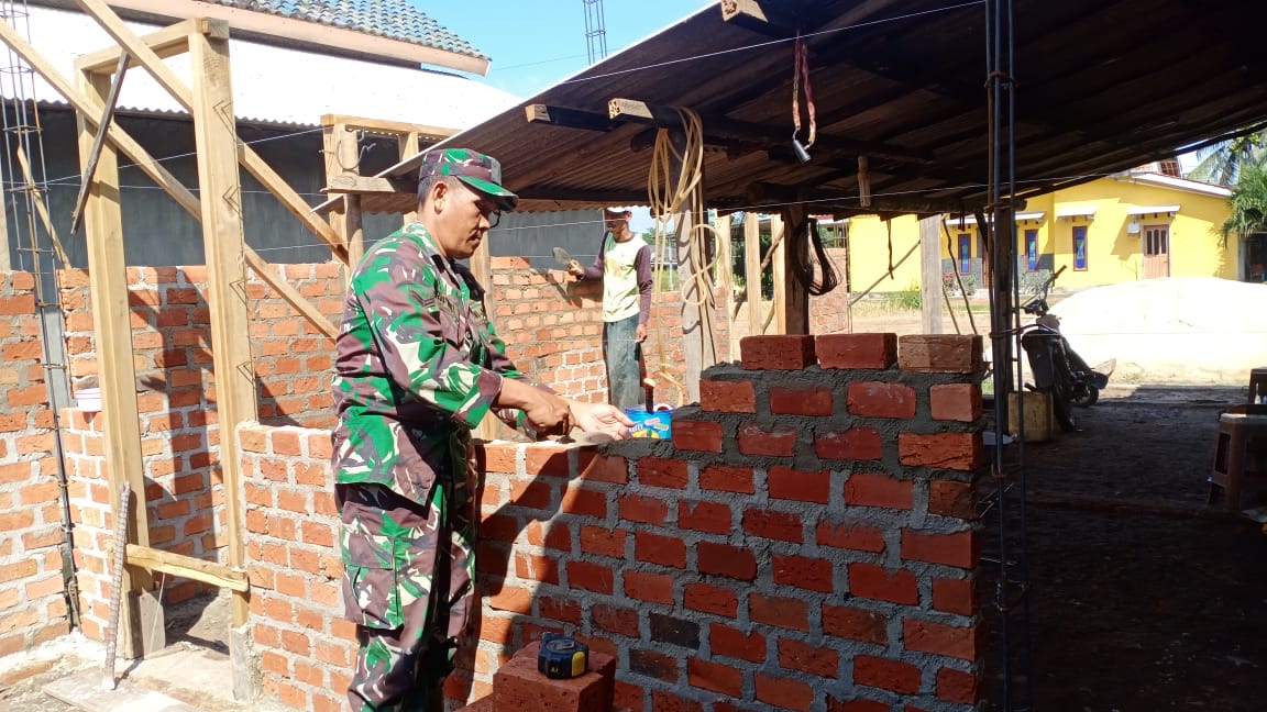 Babinsa Kodim Tulang Bawang Bantu Bangun Rumah Warga Mesuji