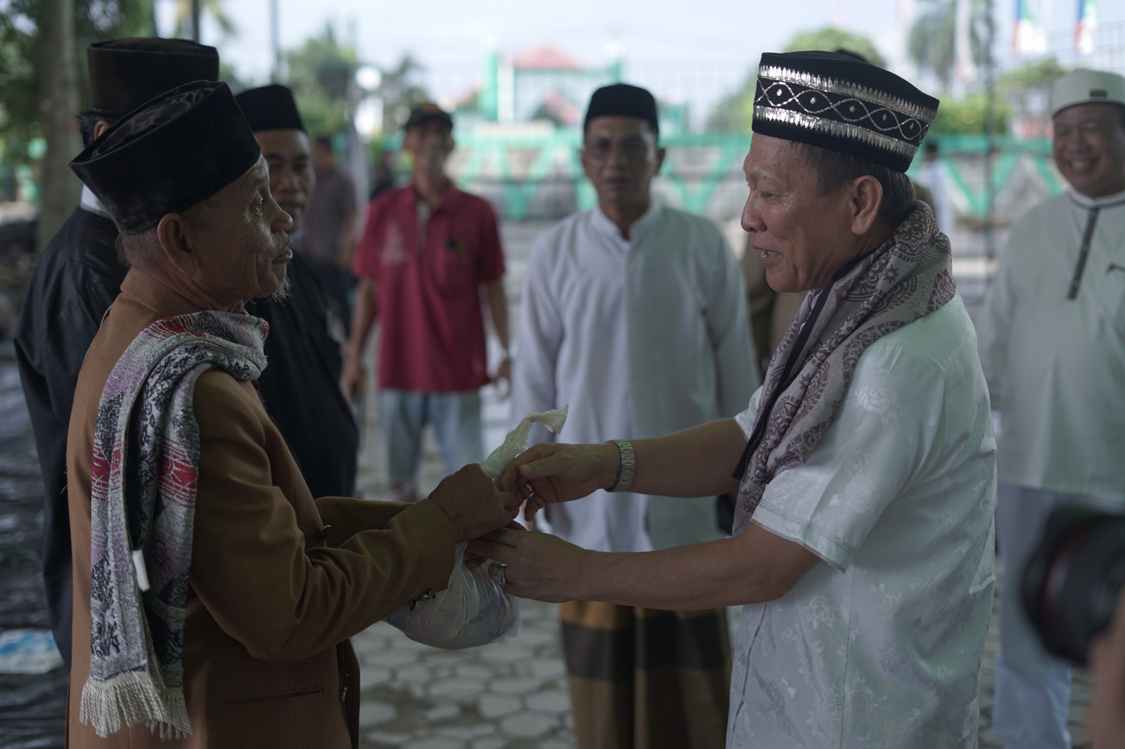 Perdana, Salat Idul Adha dengan Ribuan Warga Tulang Bawang, Pj Bupati Kurban Sapi Limosin Seberat 725 Kg