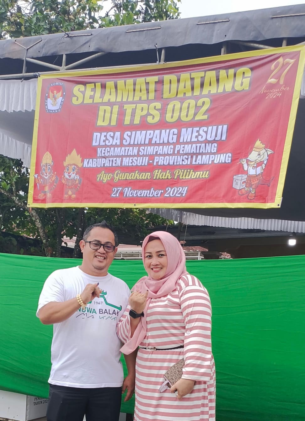 Nyoblos di TPS 02 Simpang Mesuji, Mantan Ketua KPU : Pilkada Miliki Nilai Penting Dalam Demokrasi