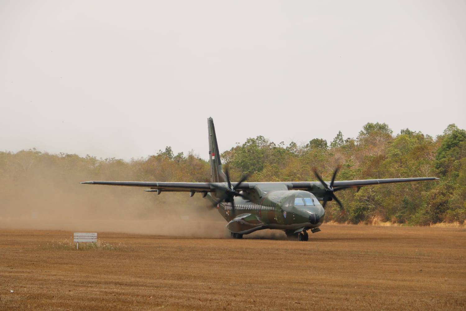 Instruktur Penerbang Skadron Udara 2 Latihan Taktik Angkut Militer Pesawat CN-295 di Lanud BNY Lampung