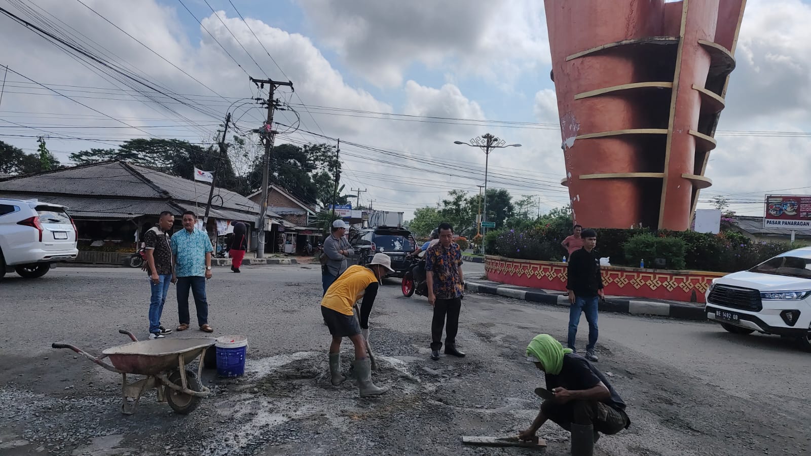 Keren! DPRD, PWI dan Warga Tulang Bawang Barat Kolaborasi Perbaiki Jalan Berlubang Lintas Kabupaten