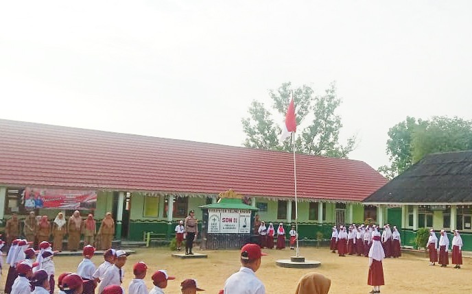 Potret Polwan Polres Tulang Bawang Saat Jadi Inspektur Upacara di Sekolah, Sampaikan Hal Penting Ini