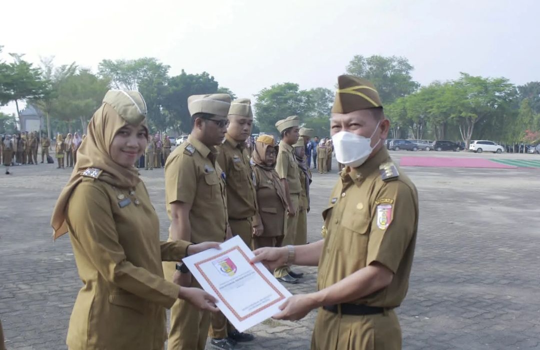 Pj Bupati Tulang Bawang Qudrotul Ikhwan Serahkan SK Kenaikan Pangkat 427 ASN, Paling Banyak Golongan IV