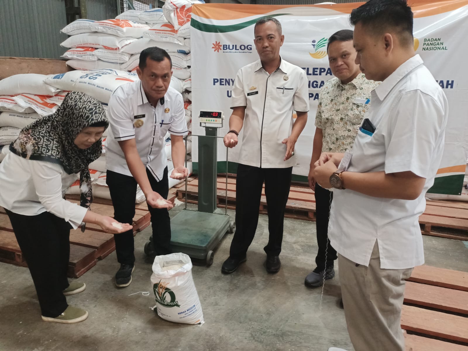 Pemkab Tulang Bawang Barat Salurkan 214 Ton Bantuan Beras untuk 9 Kecamatan