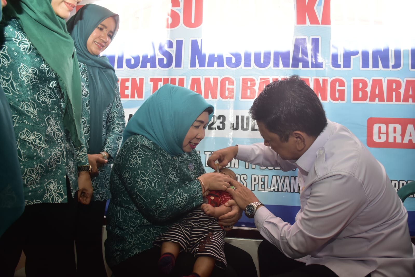 Turun Tangan, Pj. Bupati Tulang Bawang Barat M. Firsada dan Pj. Ketua TP PKK Berikan Langsung Vaksin Polio