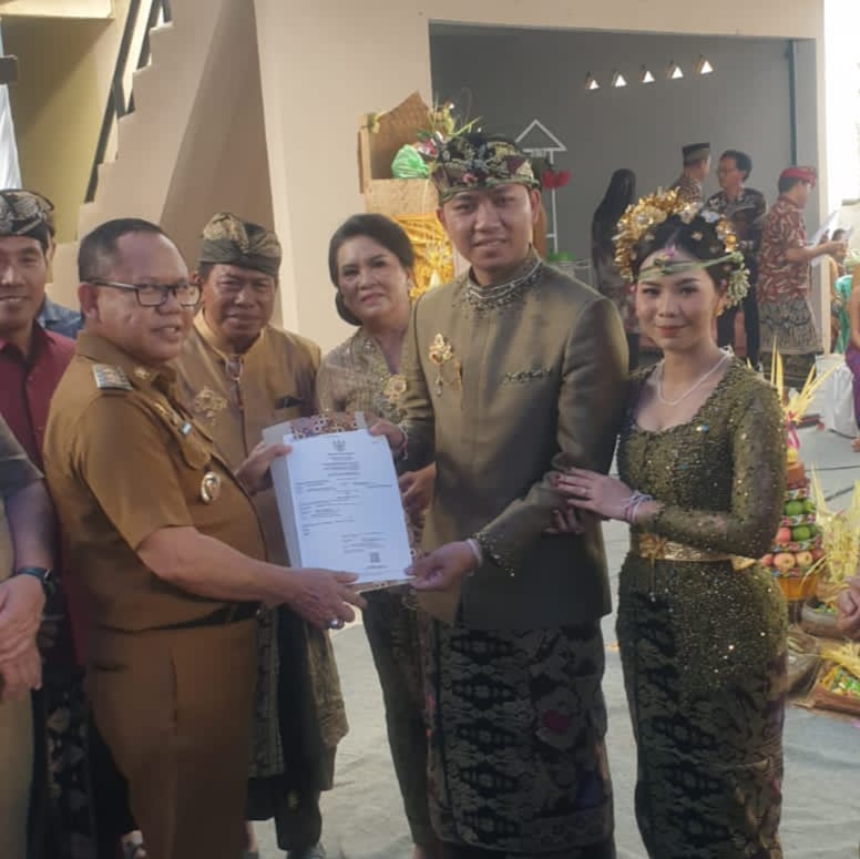 Baru Menikah, Pasangan Pengantin Asal Mesuji Ini Langsung Dapat Akta Perkawinan dari Pj Bupati