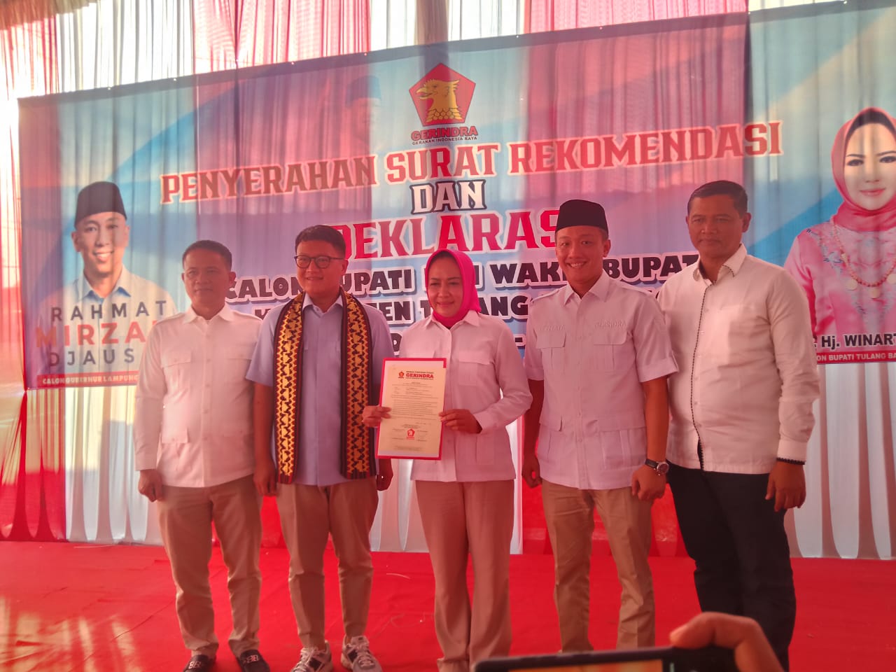 Winarti dan Reynata Irawan Dapat Surat Tugas Maju Pilkada Tulang Bawang dari Gerindra