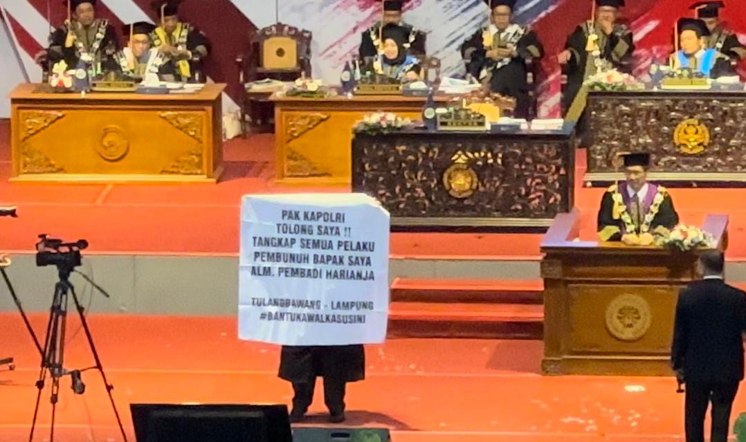 Viral Wisudawan UNM Bentangkan Spanduk Saat Prosesi Wisuda, Begini Tanggapan Tegas Polda Lampung