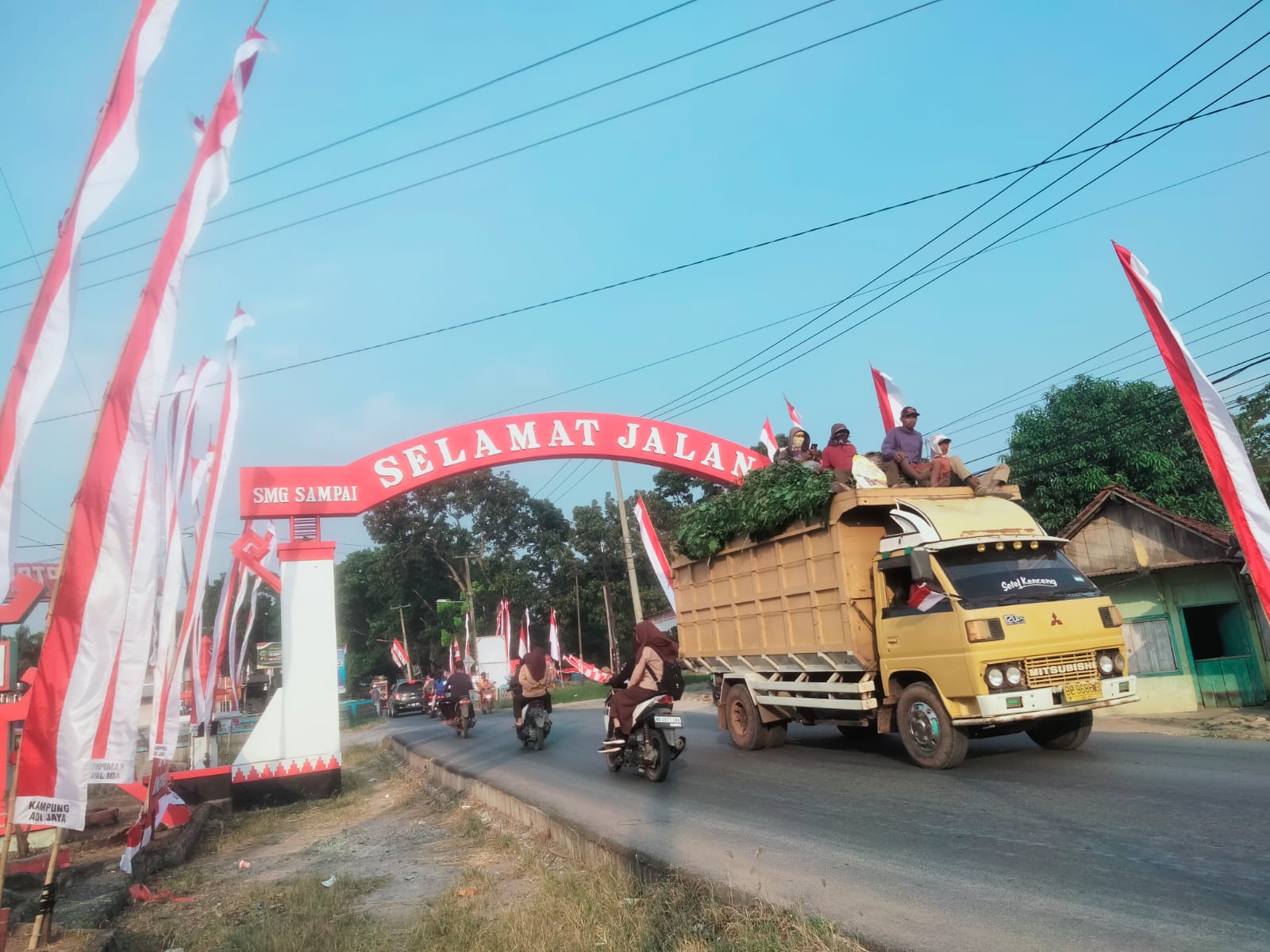 Songsong Hari Kemerdekaan RI ke 78 Kampung Adi Jaya Lampung Tengah Percantik Gapura