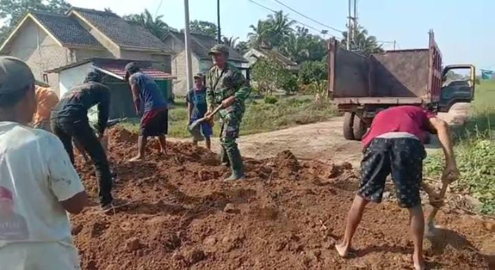 Top! Prajurit TNI AD Gotong Royong Timbun Jalan Berlubang Bersama Warga