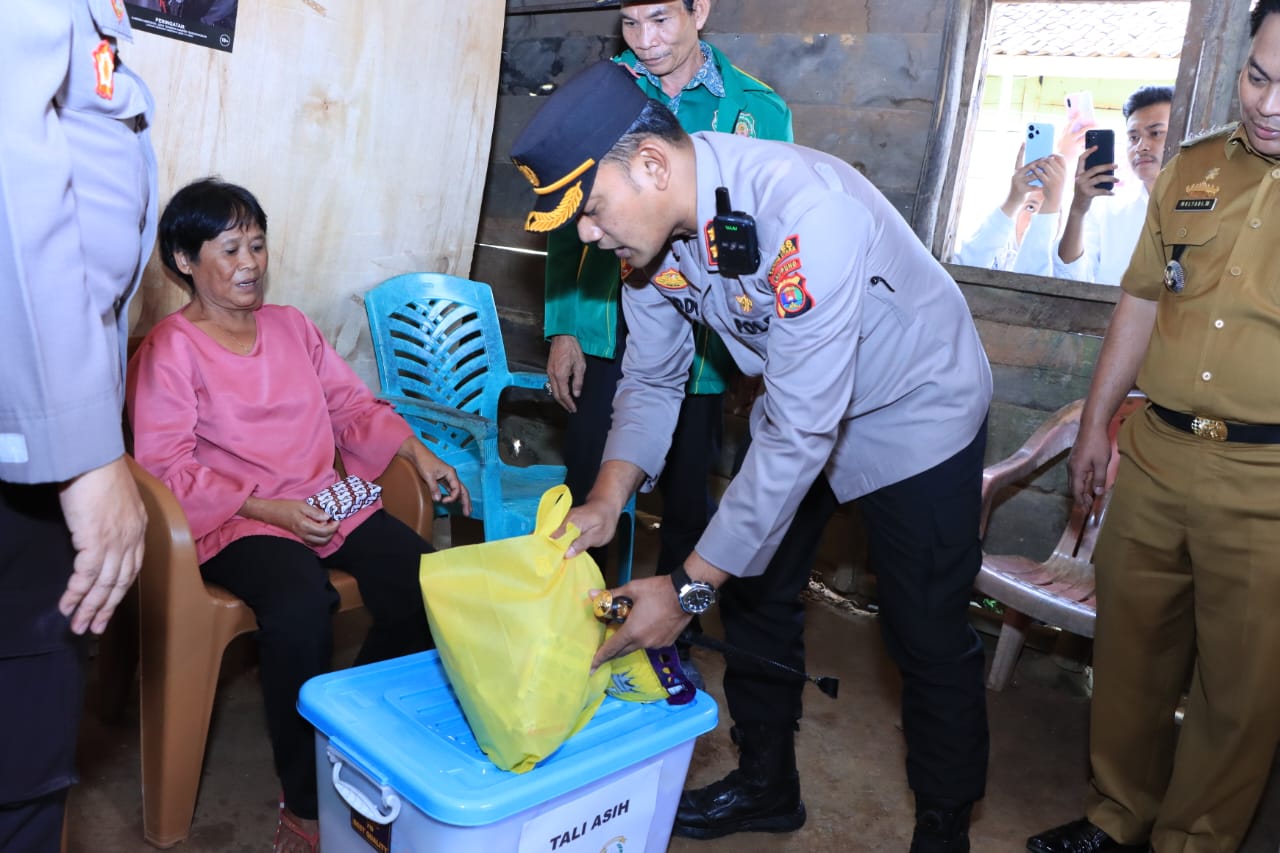 Kapolda Lampung Beri Bantuan Warga Penderita Penyakit Kelenjar Getah Bening di Lampung Utara