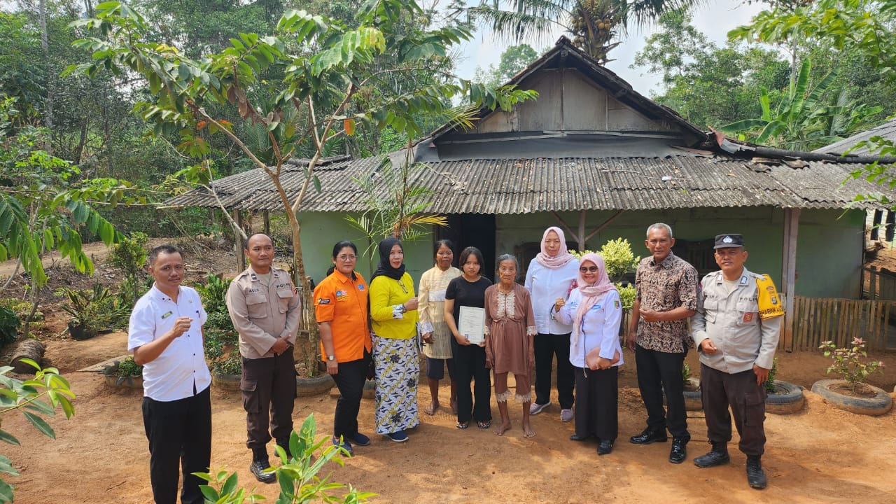 Kepala Sekolah SMAN 1 Terusan Nunyai Lampung Tengah Kunjungi Rumah Alumni, Serahkan Langsung Ijazah Sekolah