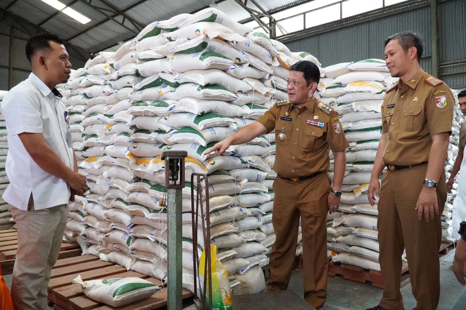 Pemkab Tulang Bawang Barat Kembali Salurkan Bantuan Beras Periode November, Begini Kata Pj Bupati Firsada