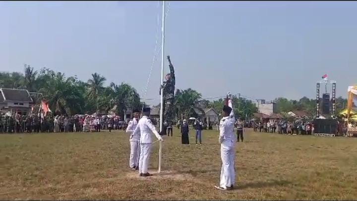 Heroik, Prajurit TNI AD Panjat Tiang Bendera Saat Upacara HUT RI ke 78, Perbaiki.. 