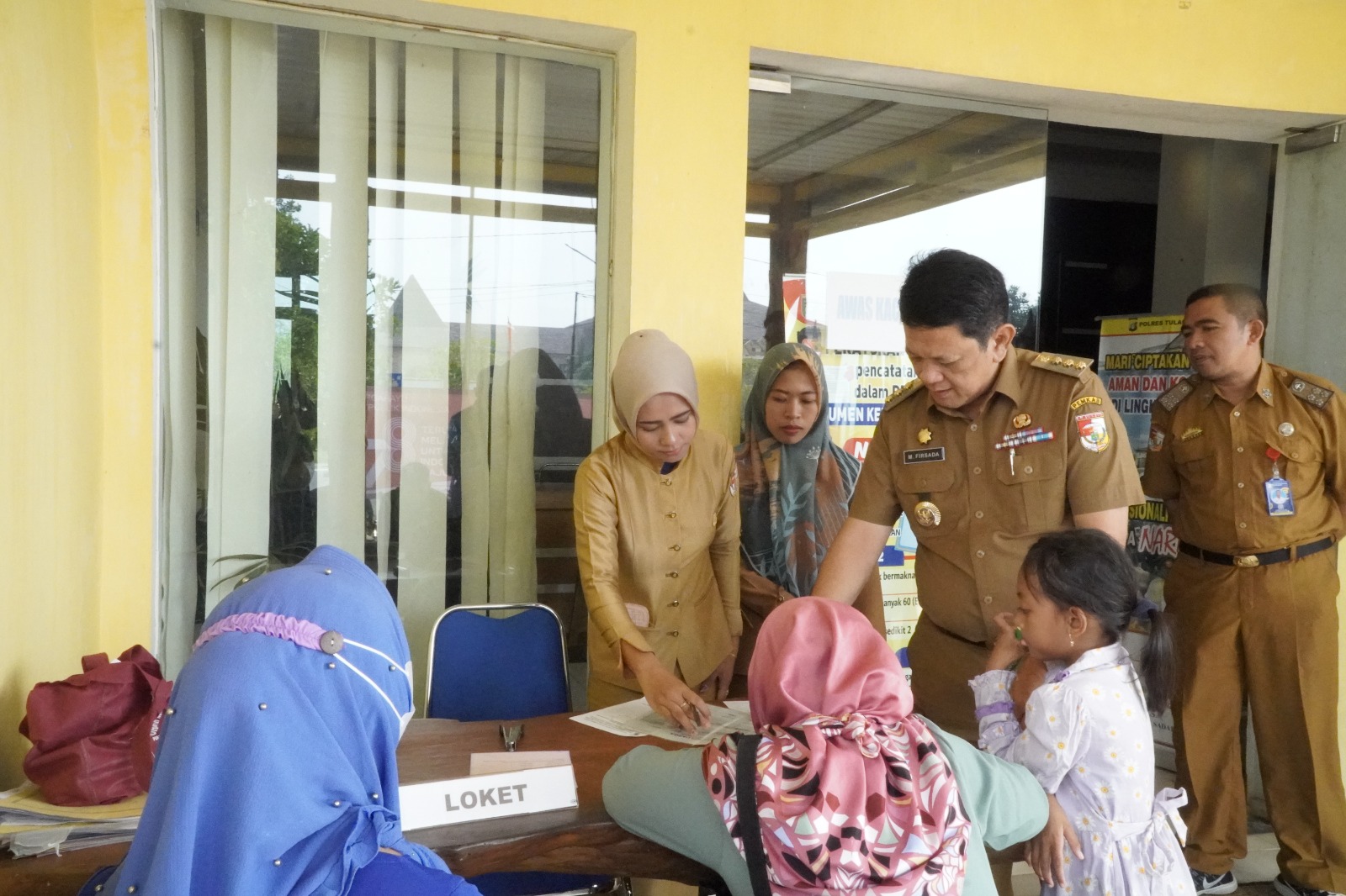 Salut, Pj Bupati Tulang Bawang Barat Ikut Layani Warga yang Urus Kartu Keluarga