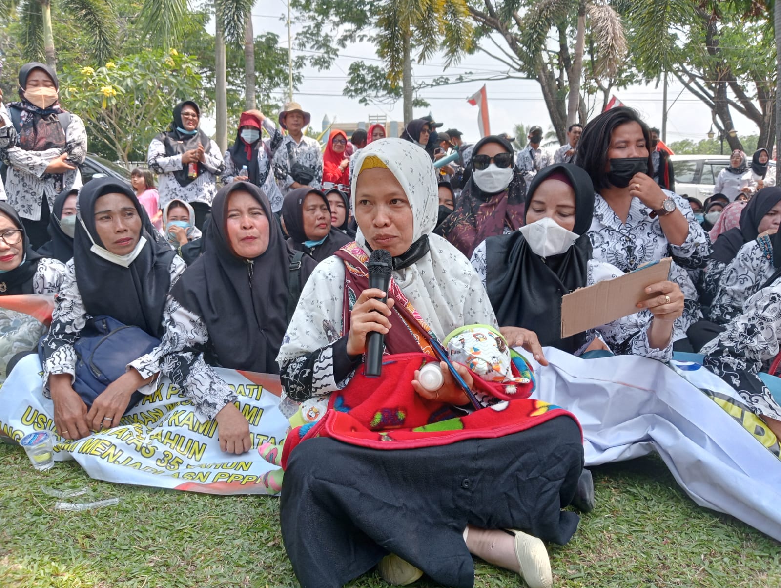 Demo di DPRD, Guru Honorer Tulang Bawang Ini Perjuangkan Nasibnya Sambil Gendong Anak