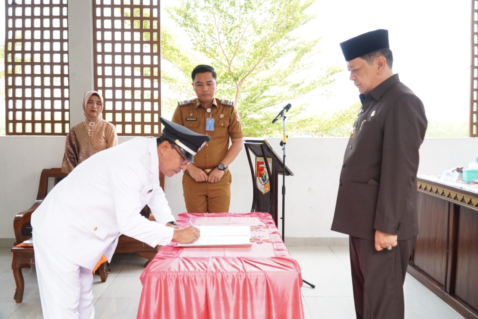 Pj. Bupati Tulang Bawang Barat Lantik dan Ambil Sumpah Jabatan Pejabat