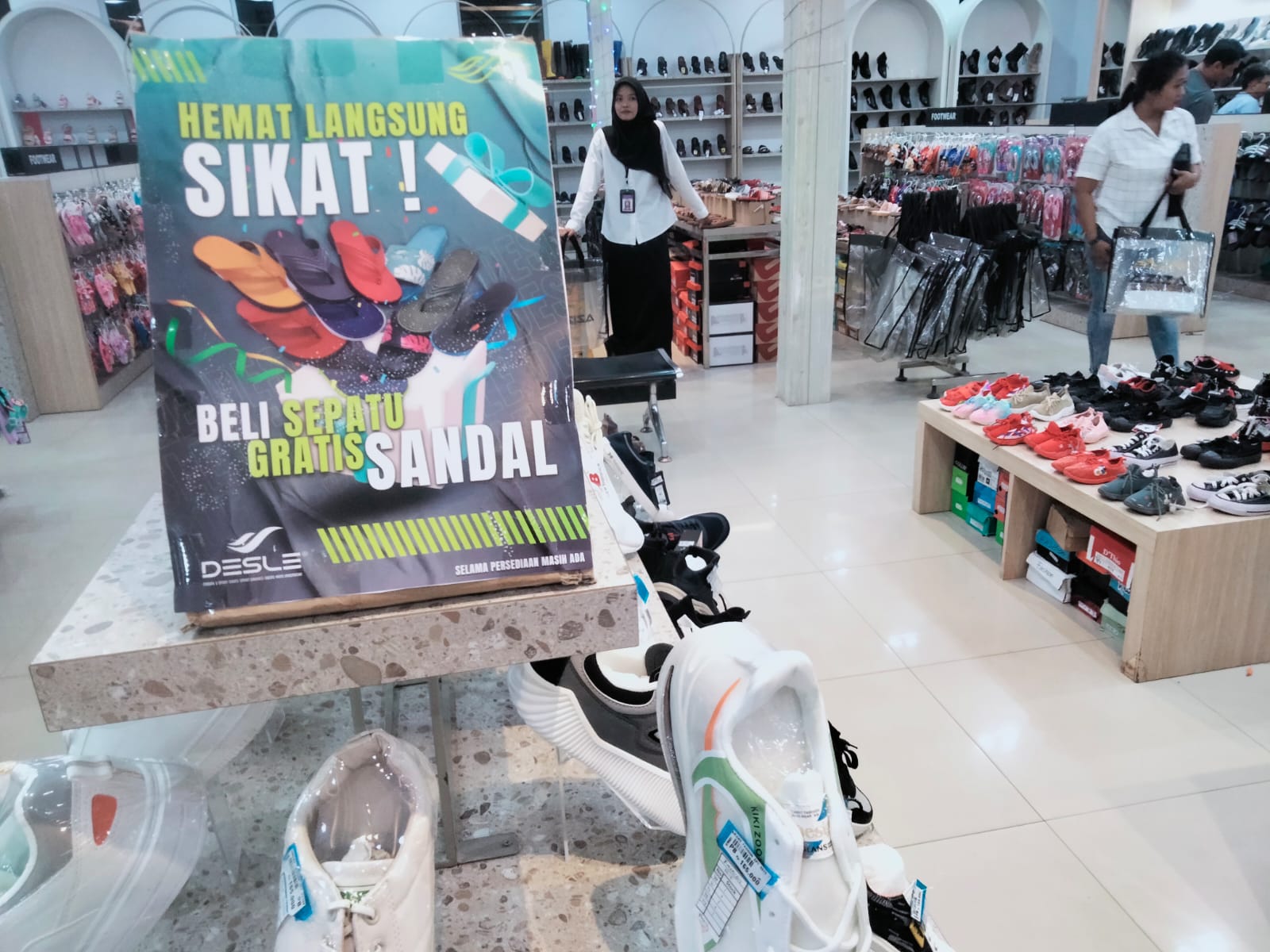 Putra Baru Toserba Bandar Jaya Lampung Tengah Buat Promo Menarik, Beli Sepatu Desle Gratis Sandal