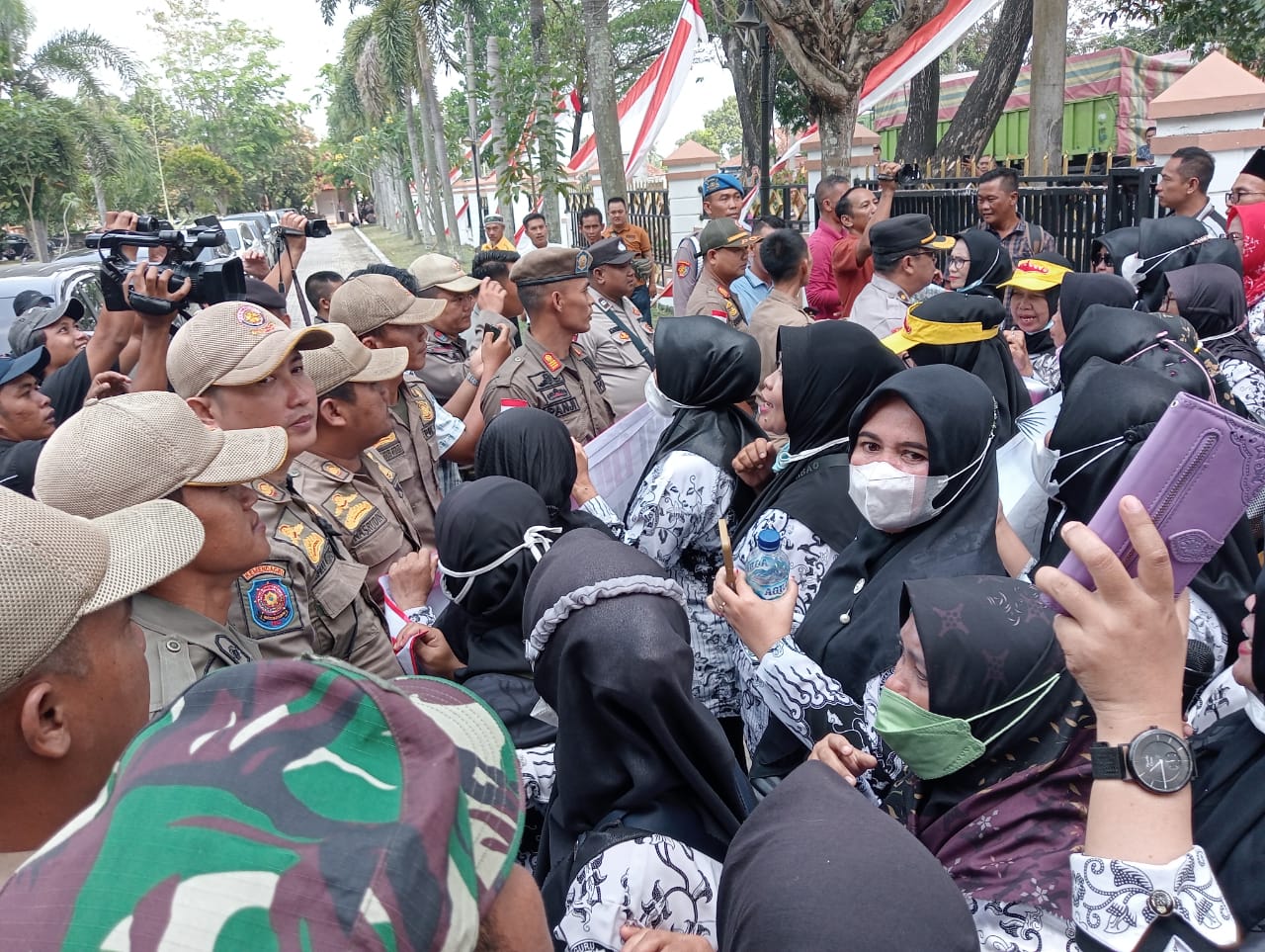 Seratusan Guru Honorer Tulang Bawang Akhirnya Terobos Masuk Kantor DPRD