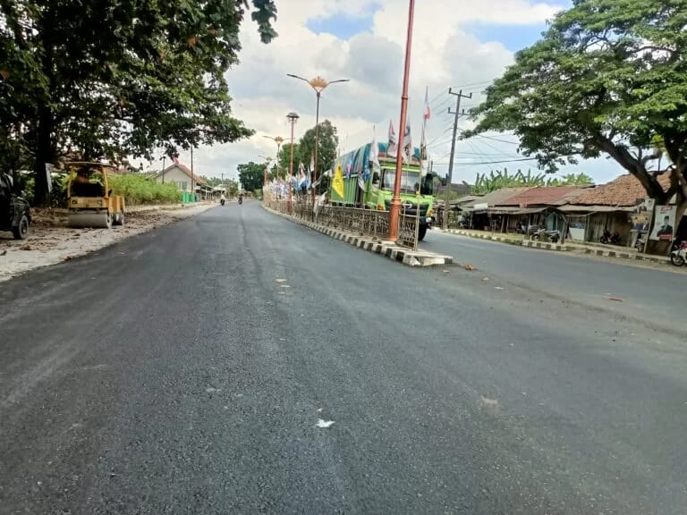 Warga Menggala Dukung Perbaikan Jalan Nasional di Menggala Tulang Bawang