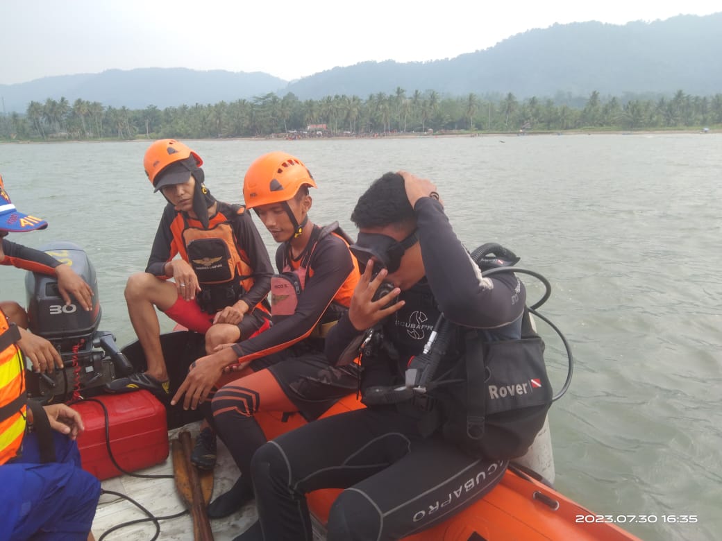 Tim SAR Masih Cari Bocah Usia 10 Tahun yang Hilang Saat Mandi di Pantai Muara Tanggamus