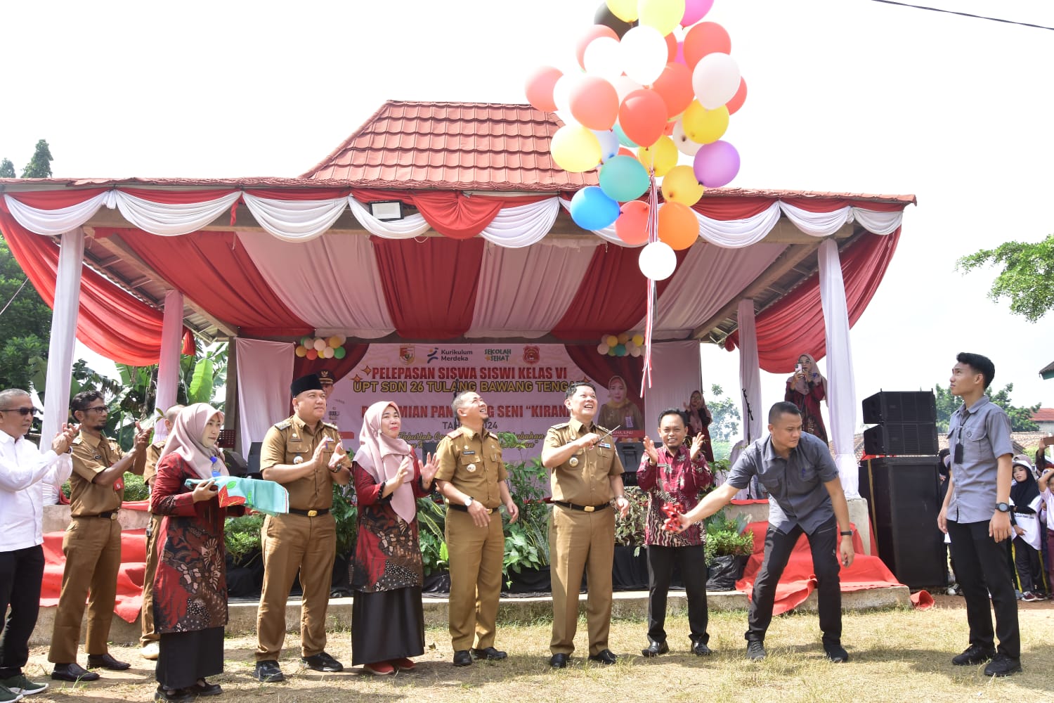 Pj Bupati Tulang Bawang Barat M. Firsada Resmikan Panggung Seni, Begini Pesannya