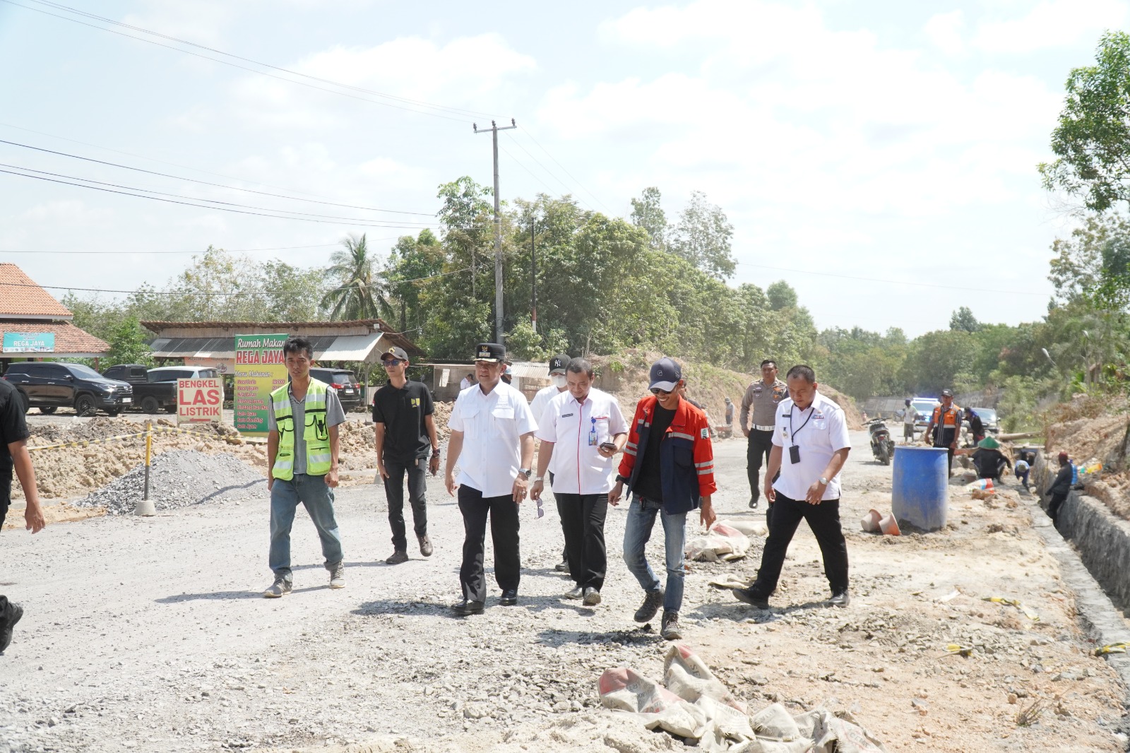 Pastikan Kelancaran Transportasi Masyarakat, Pj Bupati Tulang Bawang Barat M. Firsada Tinjau Perbaikan Jalan