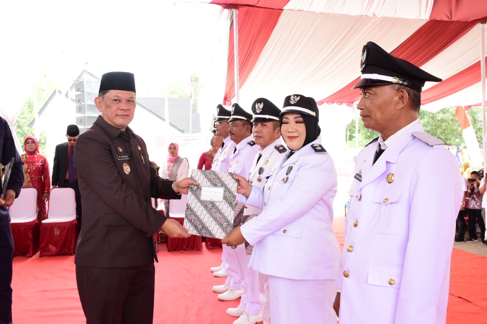 Pj Bupati Tulang Bawang Barat Firsada Lantik Pj Kepalo Tiyuh dan Kepalo Tiyuh PAW, Begini Pesannya