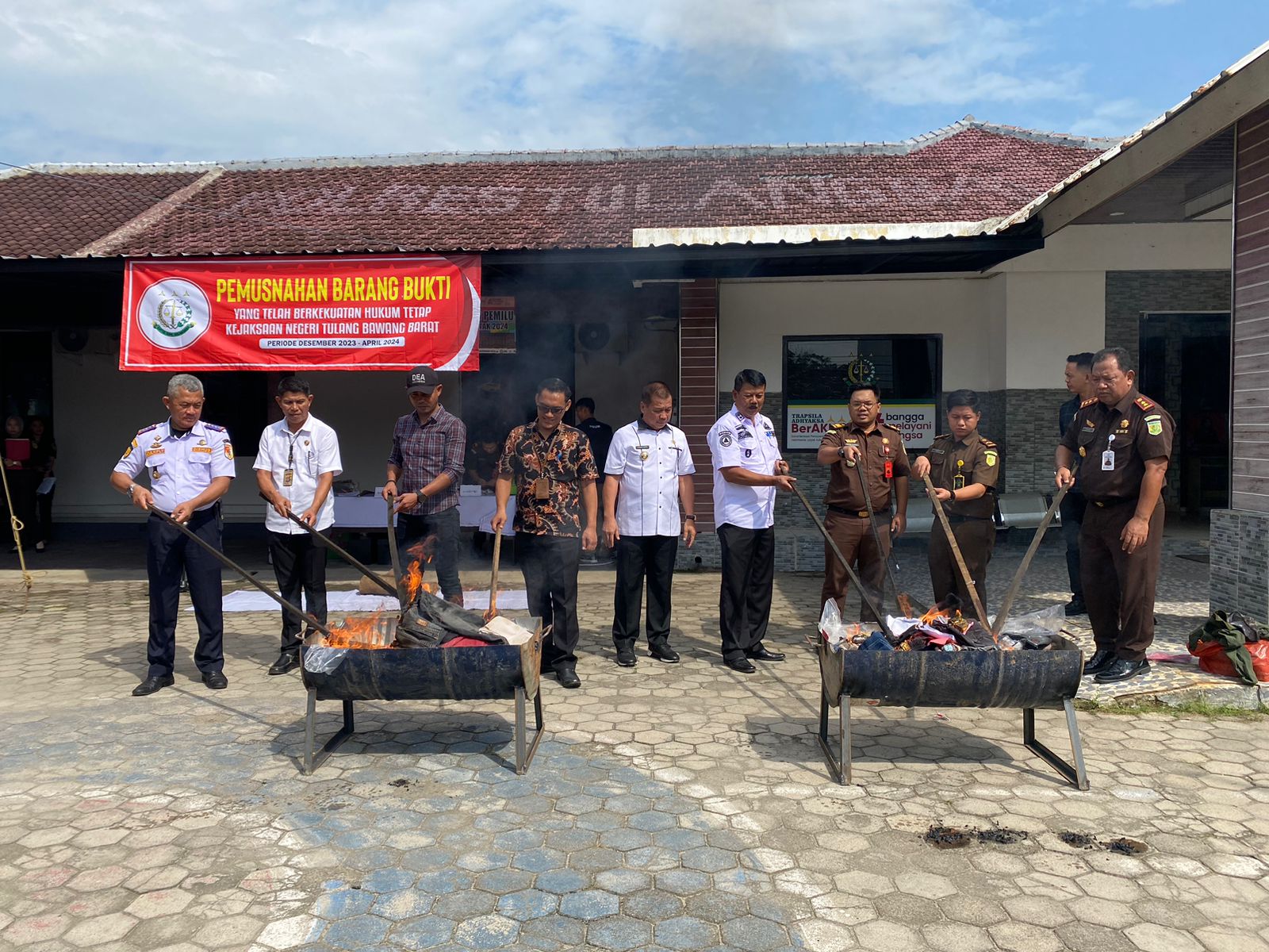 Kejari Tulang Bawang Barat Musnahkan Barang Bukti Kasus Inkrah, Ada Ganja, Sabu hingga Pakaian