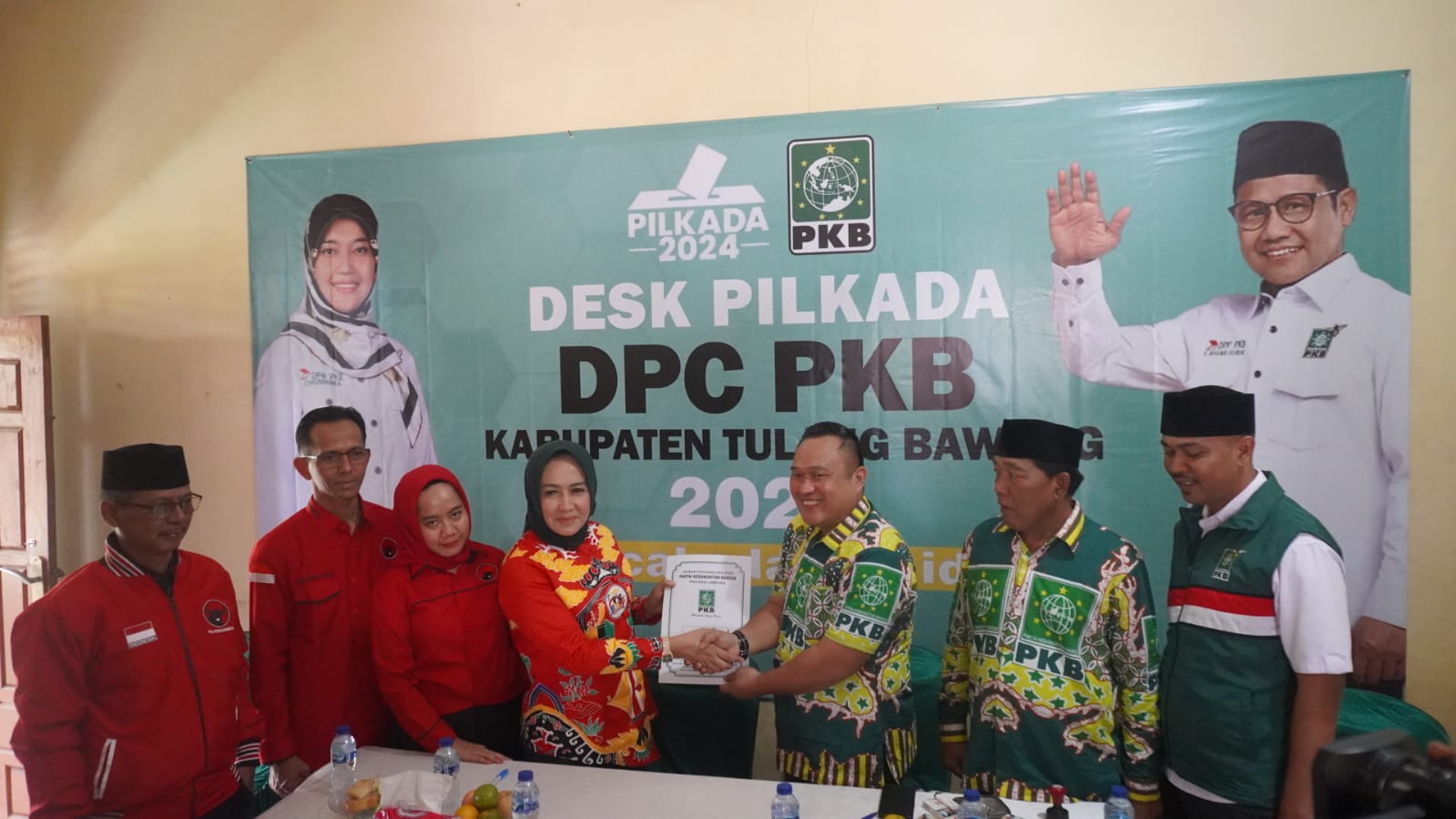 Kenakan Batik BMW, Winarti Kembalikan Berkas Bakal Calon Bupati ke PKB Tulang Bawang