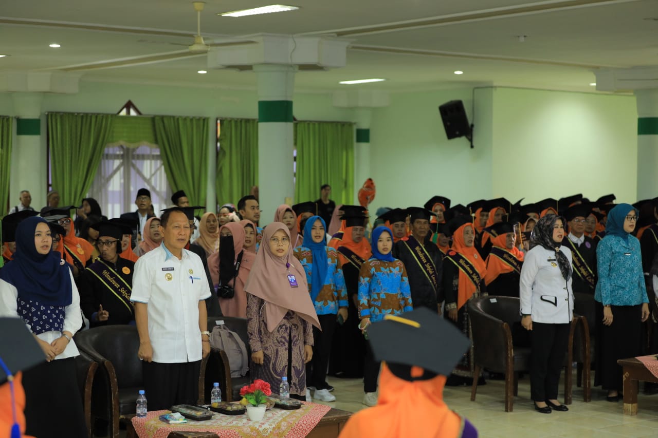 Selamat! 150 Lansia Tulang Bawang di Wisuda, Jadi yang Pertama di Lampung