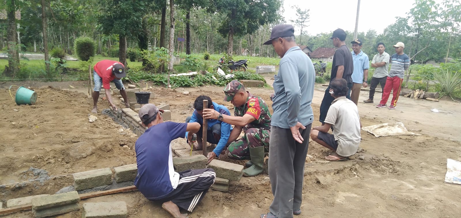 Prajurit Kodim Tulang Bawang Bantu Pembuatan Pondasi Rumah Warga, Begini Kata Danramil