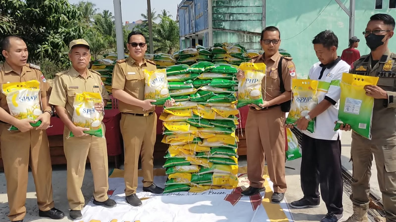 Bulog - Pemkab Mesuji Distribusikan 53 Ton Beras SPHP di 7 Kecamatan