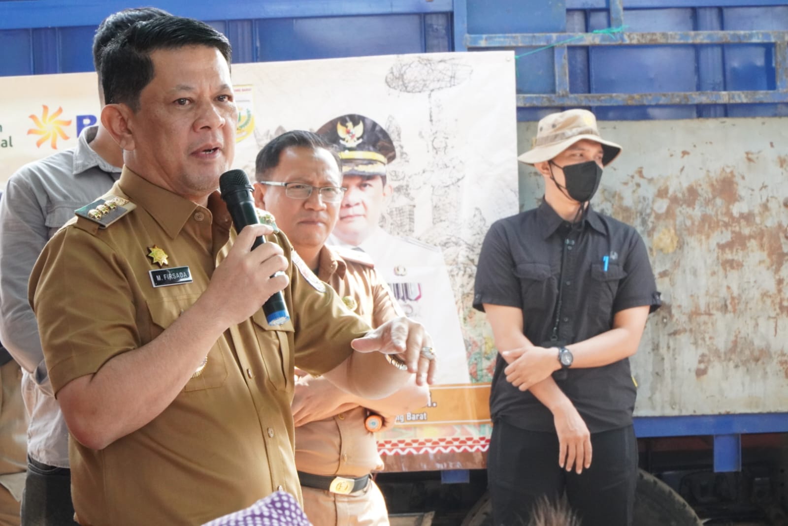 Pj Bupati Tulang Bawang Barat Firsada Serahkan Langsung Paket Beras saat Pasar Murah, Begini Momennya