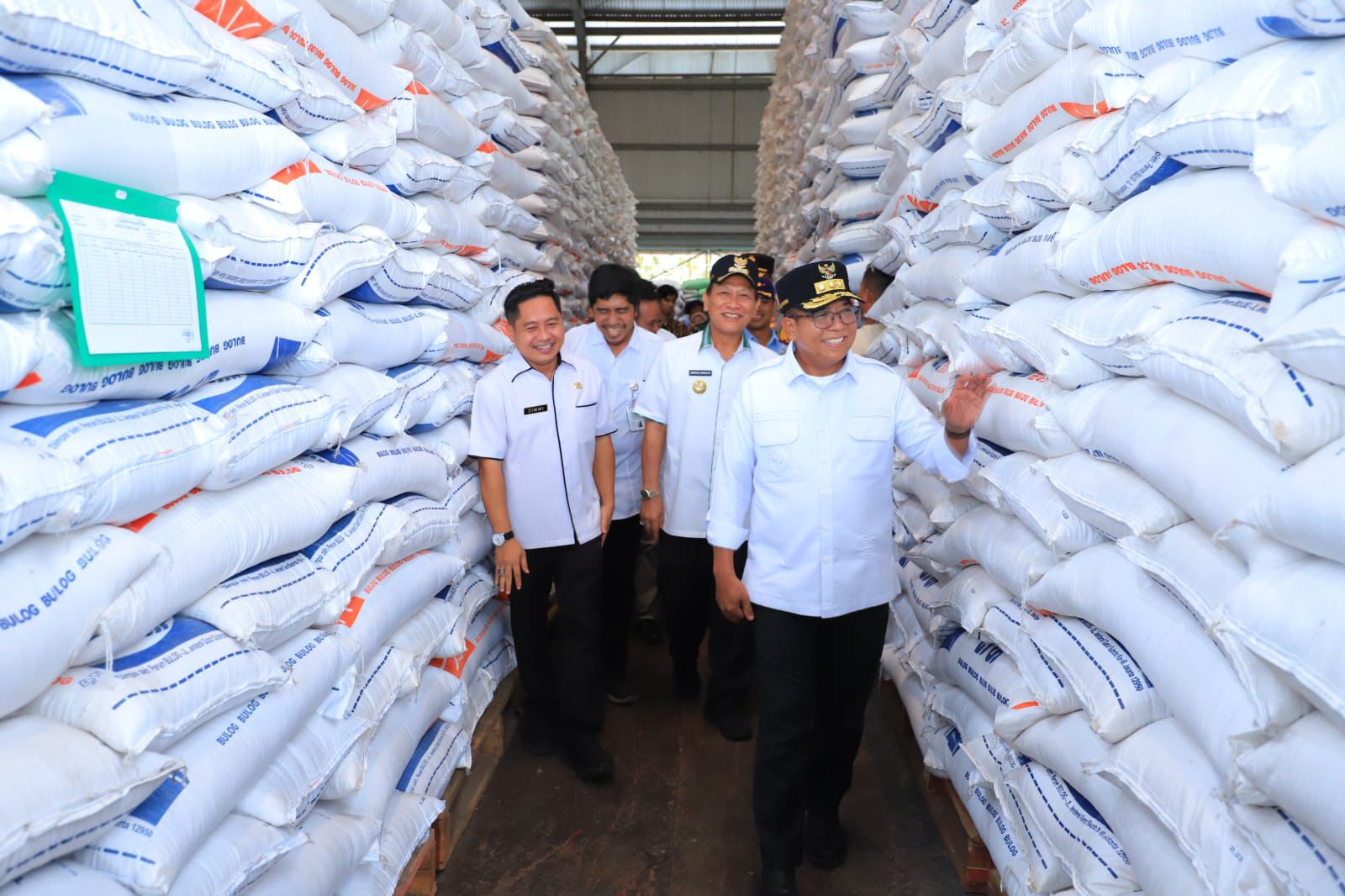 Kunker ke Tulang Bawang, Pj  Bupati Qudrotul Ikhwan Dampingi Pj. Gubernur Lampung Tinjau Gudang Bulog