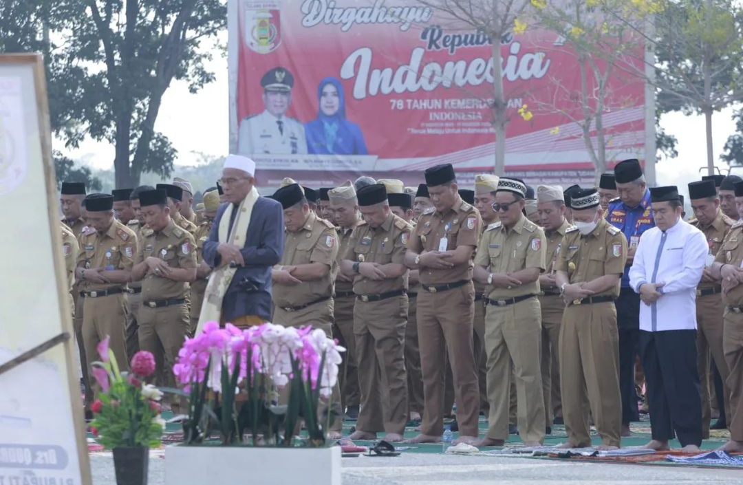 Pj Bupati dan Sejumlah Pejabat Tulang Bawang Salat Istisqa di Halaman Kantor Bupati