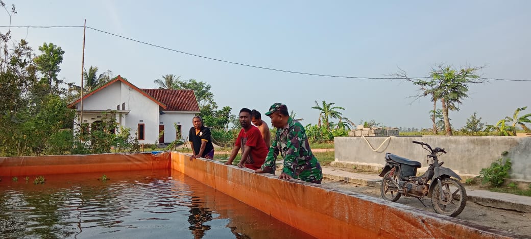 Babinsa Koramil Rawajitu Kodim Tulang Bawang Ajarkan Warga Manfaatkan Lahan Kosong, Bisa Untuk Usaha Ini