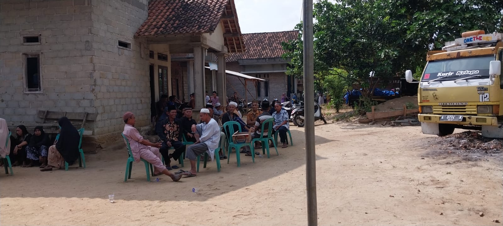 Sabtu Hari Terakhir Feni Peluk Erat Anaknya