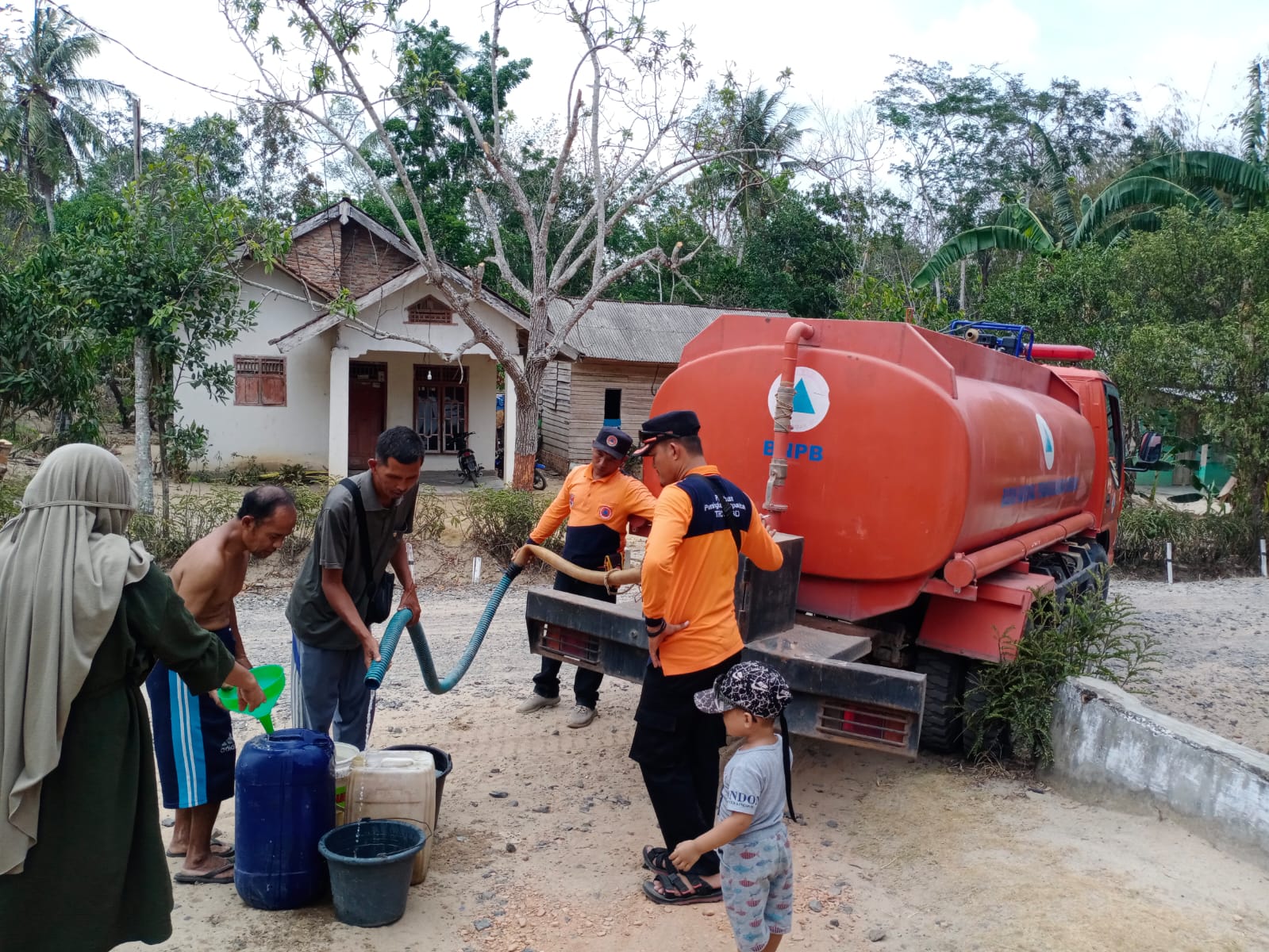 Atasi Kekeringan Dampak Kemarau Panjang, Mesuji Kerahkan 10 Armada Salurkan Air Bersih