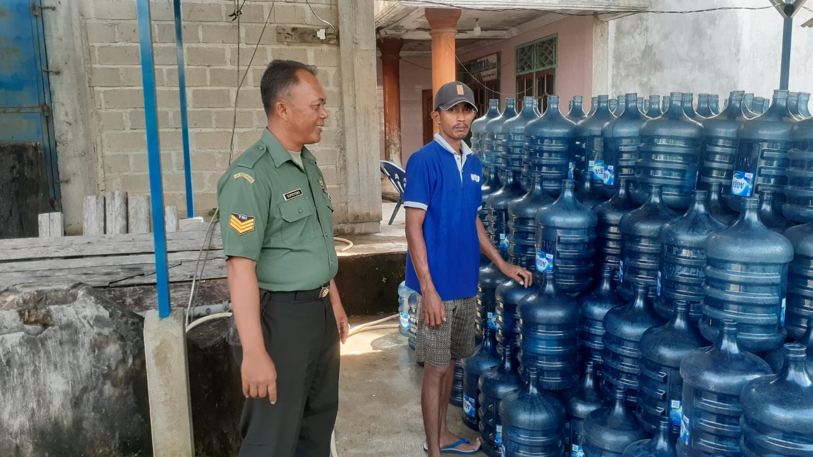 Ajak Warga Jaga Kebersihan Lingkungan, Babinsa Kodim Tulang Bawang Sampaikan Hal Penting Ini