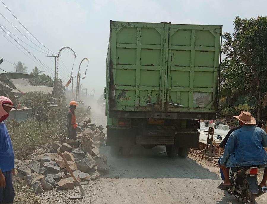 Material Pembangunan Drainase Ruas Kota Gajah - Bandar Surabaya Dikeluhkan Warga