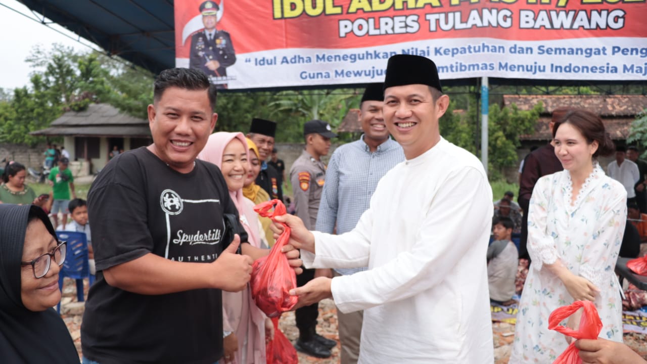 Sembelih 12 Hewan Kurban, Polres Tulang Bawang Bagikan 743 Paket Daging