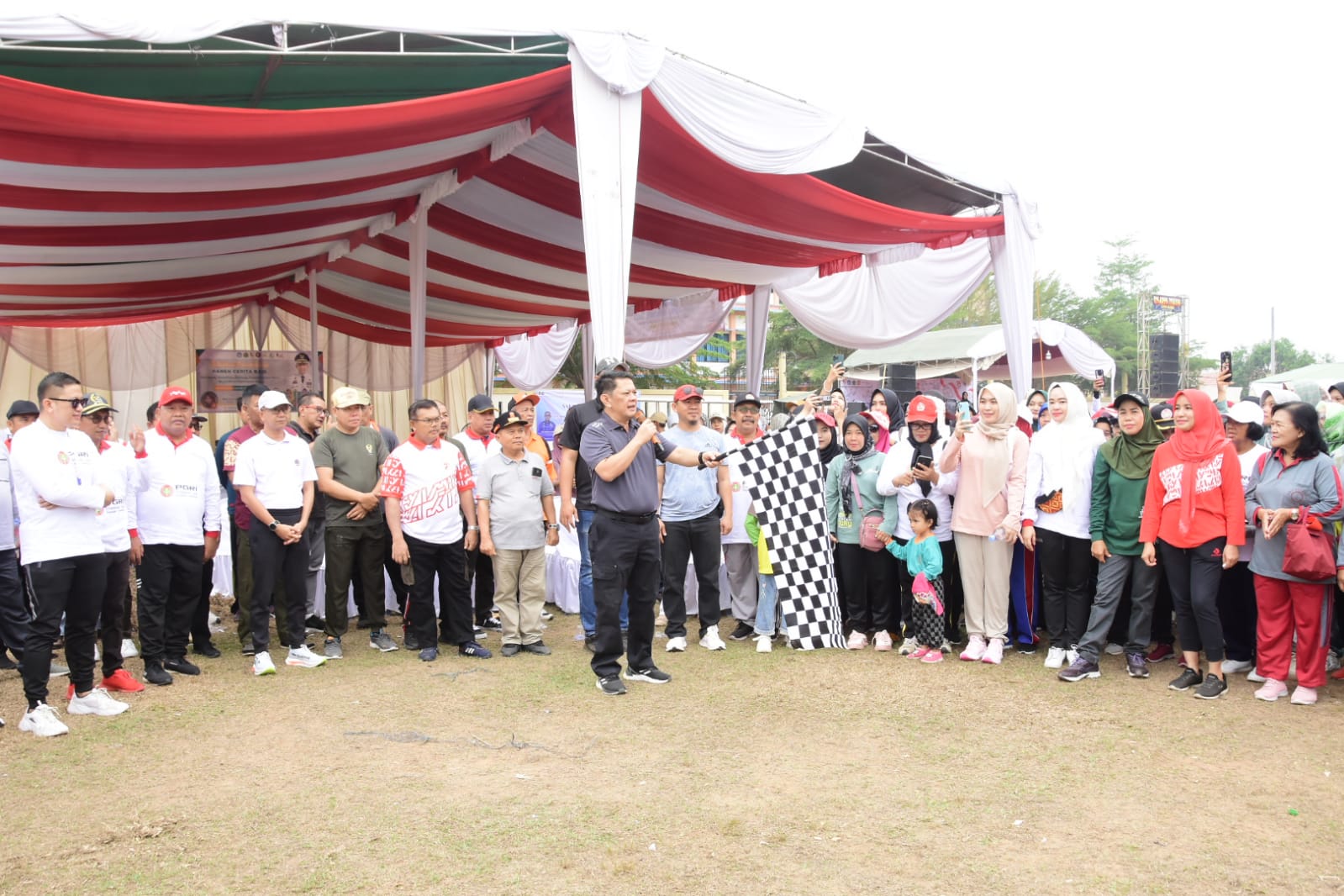 Rangkaian HUT PGRI dan HGN, Pj Bupati Tulang Bawang Barat Firsada Buka Jalan Sehat, Begini Katanya