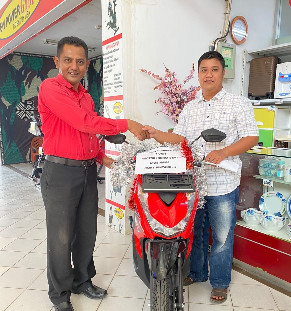 Mantap, Dua Konsumen Chandra Superstore Bandar Jaya Dapat Doorprize Motor Gebyar Undian Kupon Belanja