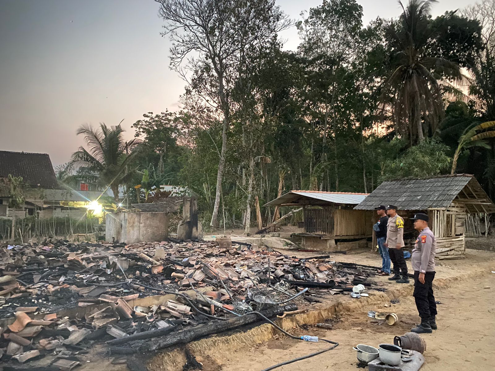 Alhamdulillah, Polsek Gunung Agung Tulang Bawang Barat Beri Bantuan Korban Kebakaran 