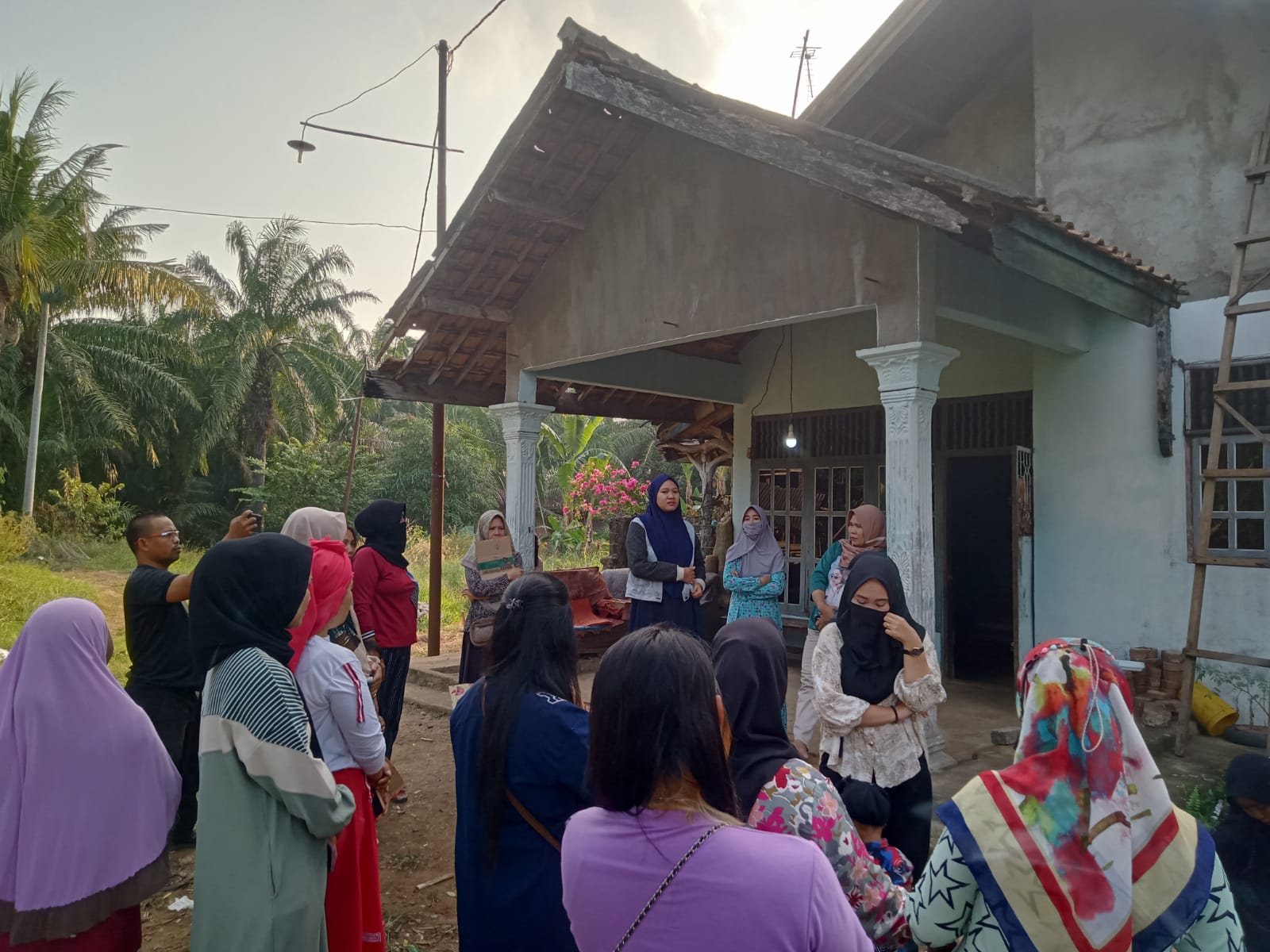 Emak-Emak di Lampung Utara Geruduk Pengusaha Kandang Ayam Broiler, Ternyata Ini Penyebabnya