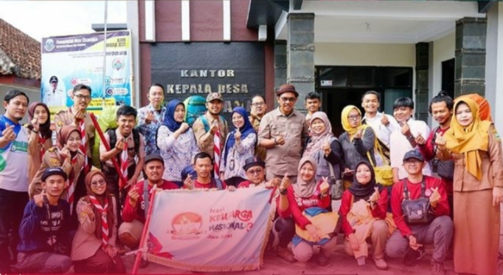 Keren, 12 Anak Muda Kibarkan Bendera Hari Keluarga Nasional di Gunung Ceremai